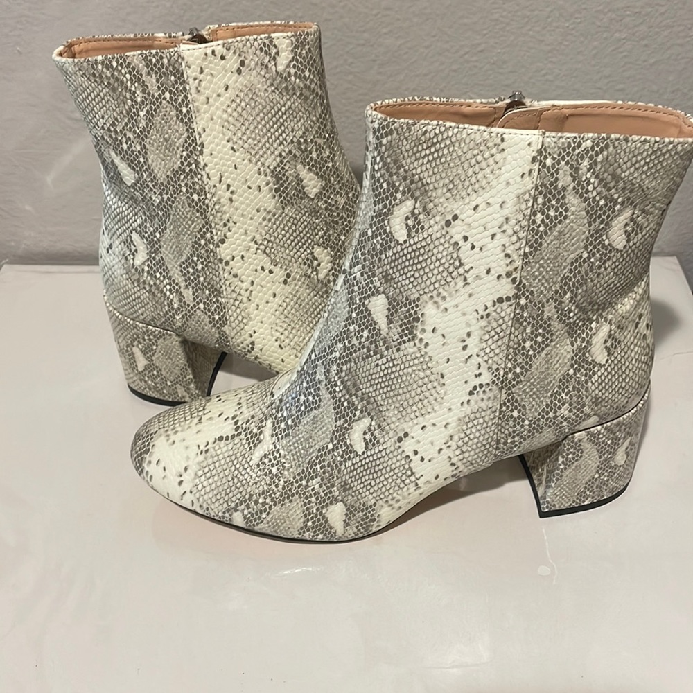 Urban outfitters boots size 10 like new